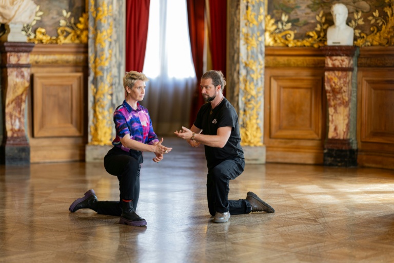 Sylvie Balestra, chorégraphe et anthropologue (G) chargée par l'Opéra-Comique de Paris de noter et d'archiver les gestes de Jérémie Strauss, cintrier dépositaire d'un métier appelé à s'automatiser, le 1er juin 2026 à Paris