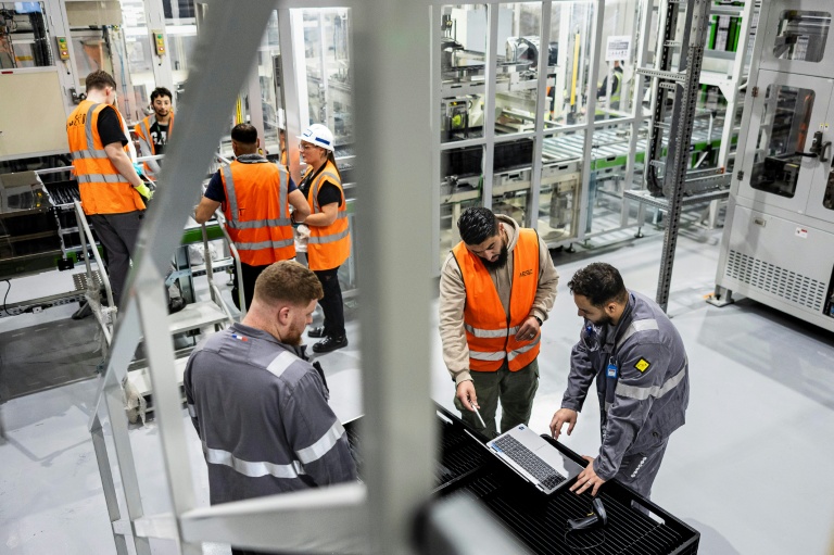 Dans l'usine du fabricant de batteries lithium-ion pour véhicules électriques AESC (Automotive Energy Supply Corporation), à Lambres-lez-Douai (Nord), le 13 novembre 2025