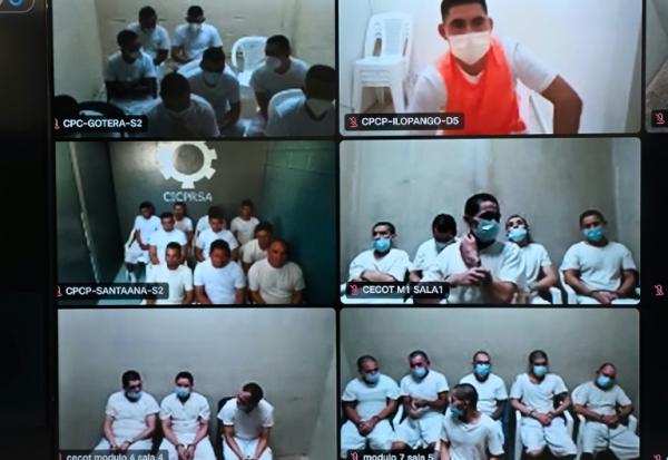Montage d'images diffusé par le bureau du procureur général du Salvador, le 1er avril 2026, montrant des prisonniers détenus dans différentes prisons, lors d'un procès collectif en ligne enregistré au Centre judiciaire de lutte contre le crime organisé, à Soyapango, au Salvador, le 23 mars 2026