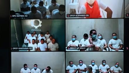 Montage d'images diffusé par le bureau du procureur général du Salvador, le 1er avril 2026, montrant des prisonniers détenus dans différentes prisons, lors d'un procès collectif en ligne enregistré au Centre judiciaire de lutte contre le crime organisé, à Soyapango, au Salvador, le 23 mars 2026