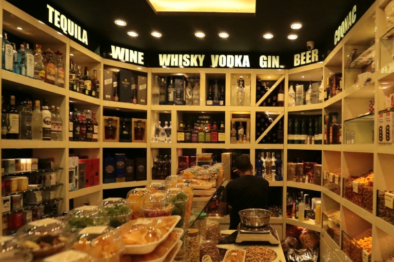 Des bouteilles d'alcool en vente dans une boutique de Qamichli, ville kurde du nord-est de la Syrie, le 18 août 202
