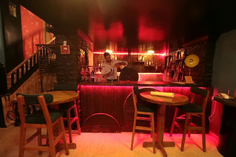 Un barman prépare des cocktails alcoolisées dans un bar de Qamichli, dans le nord-est de la Syrie, le 18 août 2026