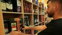 Un commerçant dispose des bouteilles d'alcool dans sa boutique de Qamichli, ville kurde du  nord-est de la Syrie, le 18 août 2026