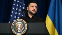 Le président ukrainien Volodymyr Zelensky en conférence de presse dans la résidence de Mar-a-Lago du président américain Donald Trump, en Floride, le 28 décembre 2025