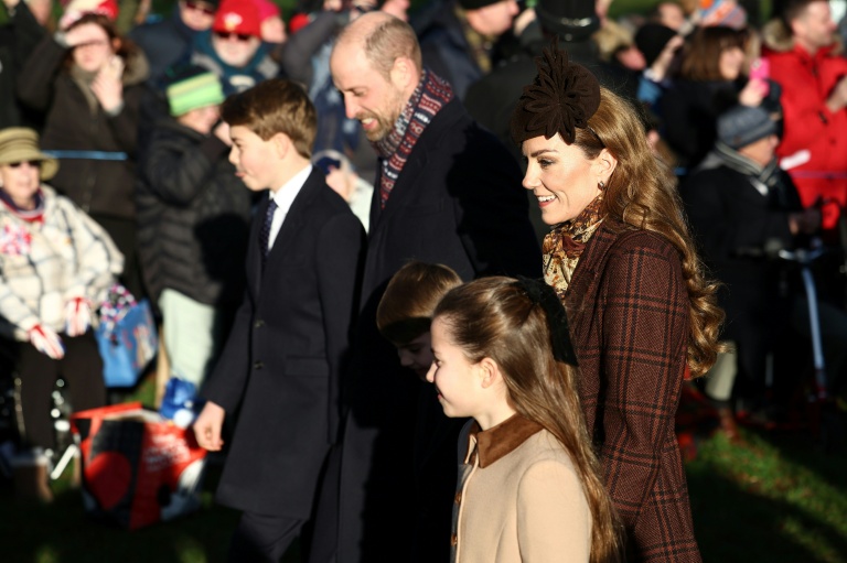 Le prince William, prince de Galles, et son épouse Catherine, princesse de Galles, arrivent avec leurs enfants, le prince George, le prince Louis et la princesse Charlotte, pour la traditionnelle messe de Noël de la famille royale à l'église Sainte-Marie-Madeleine, sur le domaine de Sandringham, dans l'est de l'Angleterre, le 25 décembre 2025