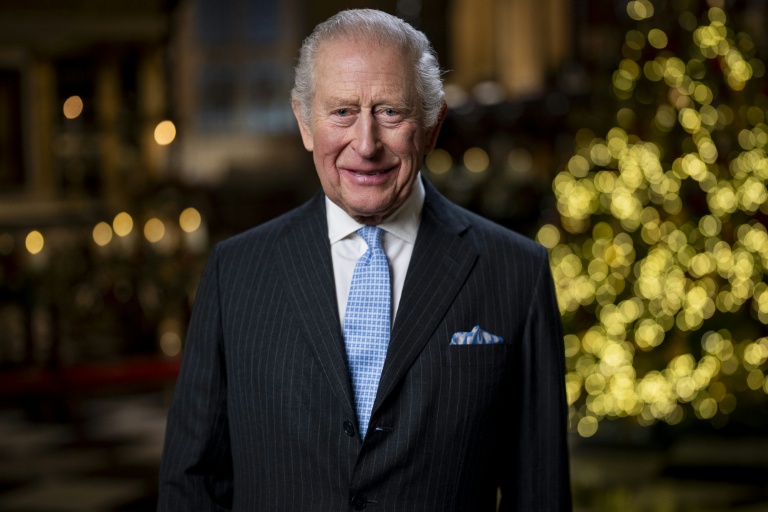 Le roi Charles III souriant pendant l'enregistrement de son message de Noël dans la chapelle Sainte-Marie-Madeleine de l'abbaye de Westminster, le 11 décembre 2025 à Londres