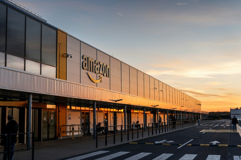 Dans l'entrepôt Amazon de Brétigny-sur-Orge, en Essonne, construit en 2019, jusqu'à un million de colis sont gérés en 24 heures