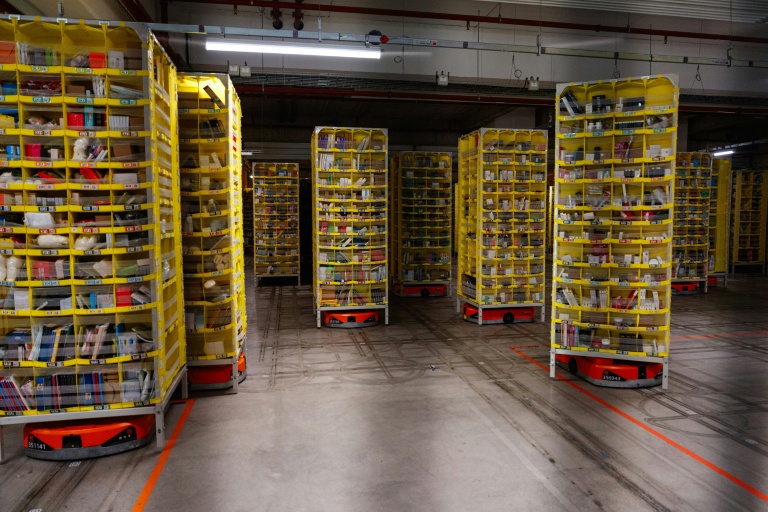 Des armoires sont transportées par des petits robots dans l'entrepôt Amazon de Brétigny-sur-Orge, en Essonne, le 22 novembre 2023