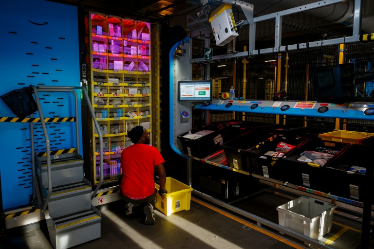 Un salarié d'Amazon s'occupe de paquets dans l'entrepôt de l'entreprise à Brétigny-sur-Orge, en Essonne, le 22 novembre 2023