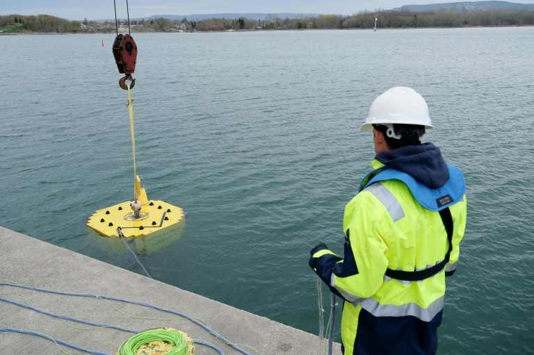 Avant un possible déploiement en haute mer, la société Impossible Metals teste son robot Eureka II, qui ne touche jamais le fond pour réduire l'impact sur l'écosystème lors de la collecte de galets métalliques, dans un lac à Collingwood,  dans le centre du Canada, le 1er mai 2025