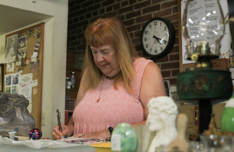 Beth Curtin, propriétaire d'un magasin d'antiquités à Berkeley Springs, en Virginie-Occidentale, le 31 juillet 2025