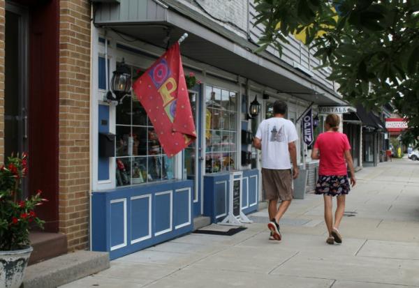 Des personnes marchent dans le centre de Berkeley Springs en Virginie-Occidentale, dans l'est des Etats-Unis, le 31 juillet 2025