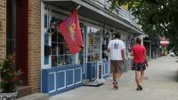 Des personnes marchent dans le centre de Berkeley Springs en Virginie-Occidentale, dans l'est des Etats-Unis, le 31 juillet 2025