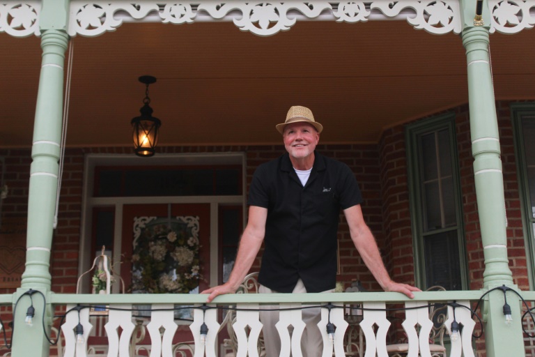 Greg Schene, le maire de Berkeley Springs, en Virginie-occidentale, pose le 31 juillet 2025