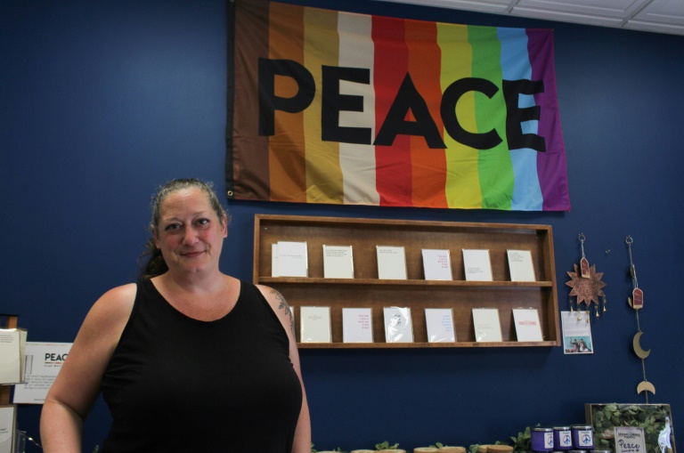Kate Colby, 44 ans, propriétaire d'un magasin de cadeaux à Berkeley Springs, en Virginie-Occidentale, le 31 juillet 2025