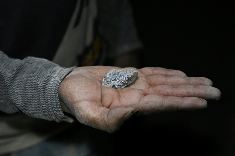 Un mineur montre un morceau d'argent dans la mine de Cerro Rico, à Potosi, en Bolivie, le 19 février 2026