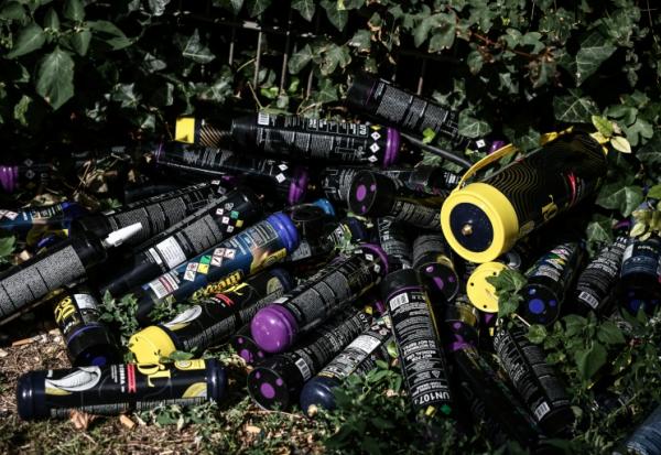 Des bouteilles de protoxyde d'azote, utilisé comme gaz hilarant, lors d'une opération de démantèlement d'un réseau de trafic de drogue, le 22 août 2025 à Melun, en Seine-et-Marne