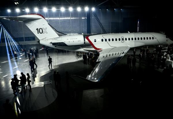 Un Falcon 10X présenté au siège de Dassault, à Bordeaux, le 10 mars 2026