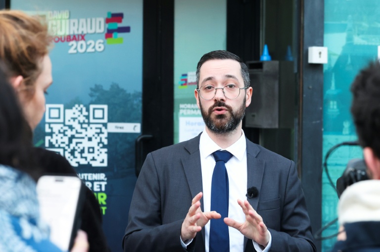 Le député insoumis David Guiraud s'exprime devant son QG de campagne, le 15 mars 2026 à Roubaix 