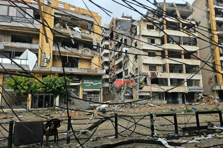 Des bâtiments endommagés après une frappe aérienne israélienne qui a ciblé le quartier de Haret Hreik, dans la banlieue sud de Beyrouth, la capitale libanaise, le 21 mars 2026