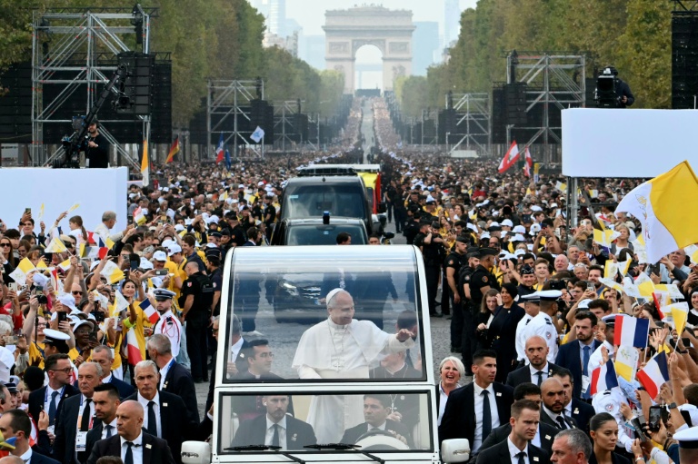 Le pape Léon XIV sur les Champs-Elysées à bord de la papamobile le 26 septembre 2026


as he rides down the Champs-Elysees Avenue with the Arc de Triomphe in the background on his way to the Place de la Concorde, central Paris, on September 26, 2026 to celebrate a solemn outdoor mass, on the second day of his visit to France. Pope Leo XIV celebrates an open-air mass for hundreds of thousands of believers on the Champs Elysees in Paris, after saying it was possible to 