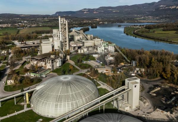 Vue aérienne de la plus grande cimenterie de France qui appartient au cimentier français Vicat à Montalieu-Vercieu (Isère, sud-est de la France), le 12 novembre 2025
