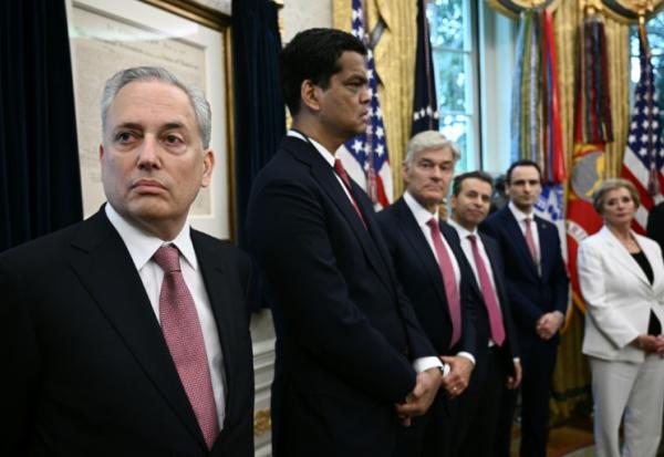 L’entrepreneur David Sacks, tsar de l’IA et des cryptomonnaies, regarde avant que le président des Etats-Unis, Donald Trump, ne signe des décrets sur la recherche contre le cancer pédiatrique et dans le domaine de l’IA, dans le Bureau ovale de la Maison Blanche à Washington, le 30 septembre 2025