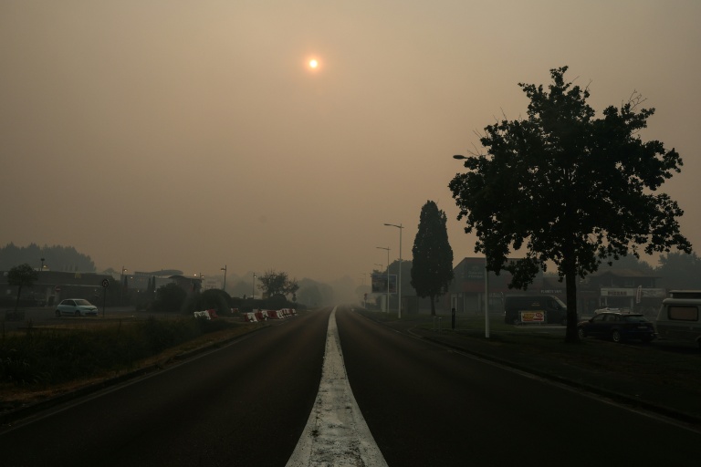 L'entrée de Biscarosse, le 24 juillet, alors que l'incendie fait rage aux alentours