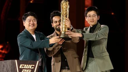 Le dirigeant de l'équipe chinoise All Gamers Le Kedeng (à gauche) brandit le trophée de l'Esports World Cup à Paris le 23 août 2026
