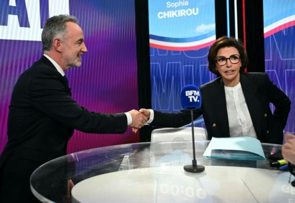 Rachida Dati, candidate LR à la mairie de Paris, et Emmanuel Grégoire, député PS et Apparentés et candidat à la mairie de Paris, sur le plateau avant un débat télévisé organisé par BFMTV à Paris, le 18 mars 2026
