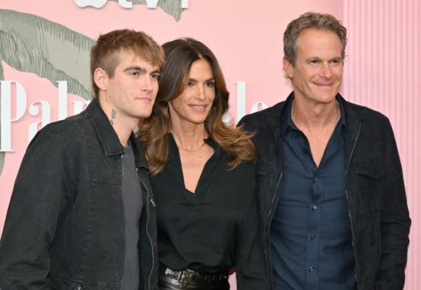 (g-d) Le mannequin américain Presley Gerber, sa mère la top-model Cindy Crawford, et son père, l'homme d'afffaires Rande Gerber, le 14 mars 2024 à Beverly Hills, en Californie