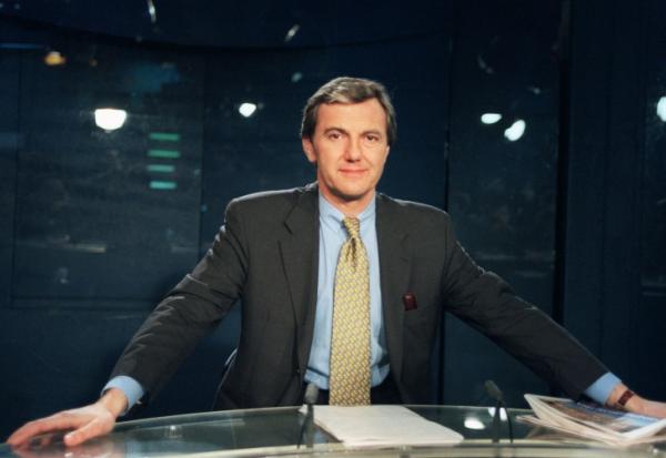 Le journaliste Daniel Bilalian, sur le plateau du journal télévisé de 13 heures de France2 qu'il présente, le 14 février 1994 à Paris