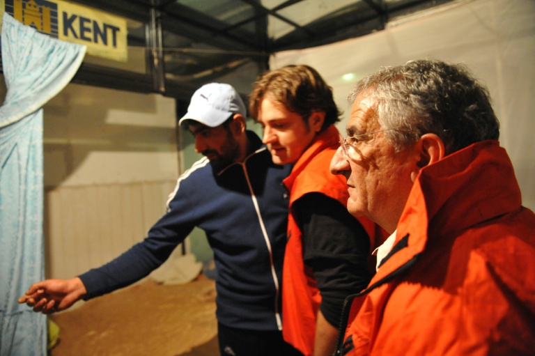 Le président du Samu social international Xavier Emmanuelli (droite) discute avec un sans-abri roumain à Bucarest, le 13 octobre 2011
