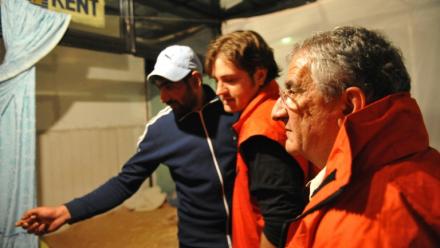 Le président du Samu social international Xavier Emmanuelli (droite) discute avec un sans-abri roumain à Bucarest, le 13 octobre 2011