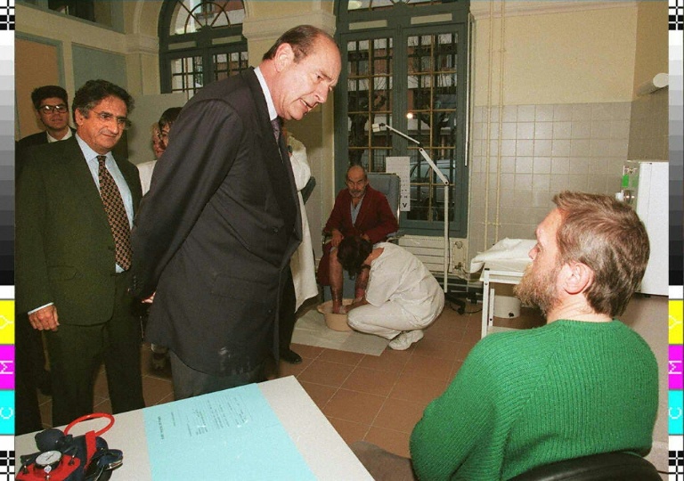 Le président Jacques Chirac (au centre) et le secrétaire d'État à l'Action humanitaire d'urgence Xavier Emmanuelli dans des locaux du Samu social à Saint-Mandé, près de Paris, le 19 décembre 1996