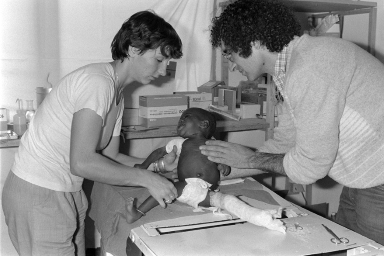 Xavier Emmanuelli et une autre médecin de Médecins sans Frontieres s'occupent d'un petit enfant à N'Djamena, a Tchad, le 1er décembre 1981
