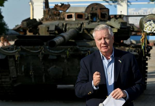 Le sénateur américain Lindsey Graham devant des équipements militaires russes édtruits exposés à Kiev le 26 mai 2023
