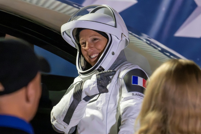 L'astronaute de l'ESA, Sophie Adenot, montre le drapeau français sur son épaule alors qu'elle s'apprête à embarquer à bord de la fusée Falcon 9 de SpaceX  au complexe de lancement spatial 40, pour la mission Crew-12 à la base spatiale de Cap Canaveral, en Floride, le 13 février 2026