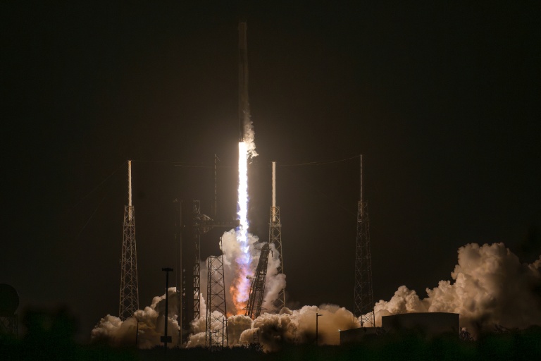 Une fusée Falcon 9 de SpaceX, transportant le vaisseau spatial Dragon décolle du complexe de lancement spatial 40 pour la mission Crew-12 à la base spatiale de Cap Canaveral, le 13 février 2026 en Floride