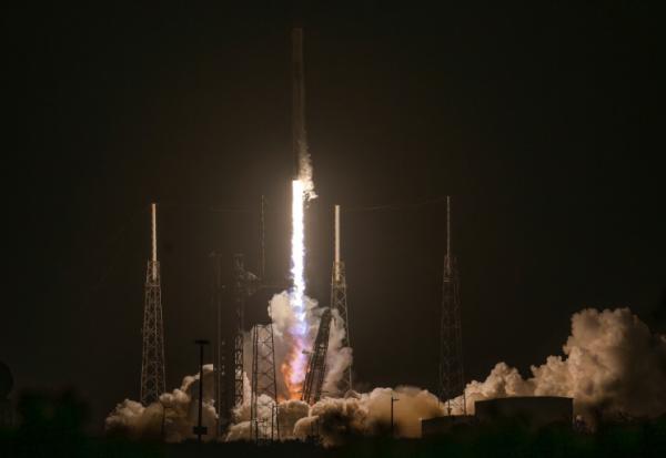 Une fusée Falcon 9 de SpaceX, transportant le vaisseau spatial Dragon décolle du complexe de lancement spatial 40 pour la mission Crew-12 à la base spatiale de Cap Canaveral, le 13 février 2026 en Floride