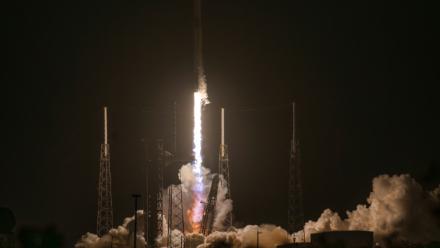 Une fusée Falcon 9 de SpaceX, transportant le vaisseau spatial Dragon décolle du complexe de lancement spatial 40 pour la mission Crew-12 à la base spatiale de Cap Canaveral, le 13 février 2026 en Floride