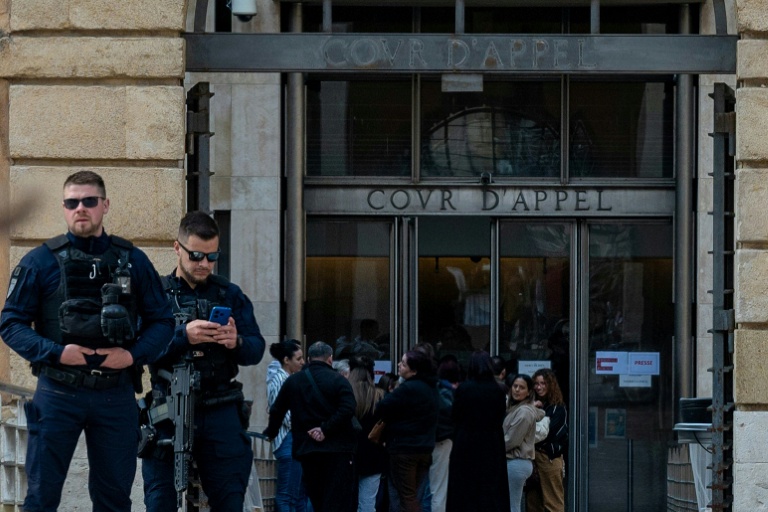 Des CRS montent la garde devant le tribunal d'Aix-en-Provence où se déroule le procès des membres présumés de l'organisation de trafic de drogue DZ Mafia, le 23 mars 2026 dans les Bouches-du-Rhône