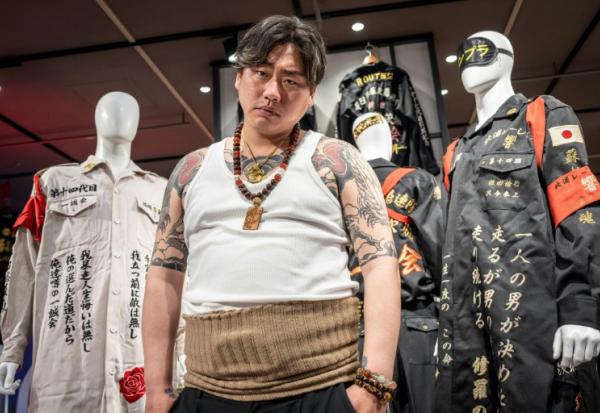 Le rappeur "16youngboss", participant à la première saison de l'émission "Badly in Love", lors d'un événement à Tokyo, le 17 août 2026