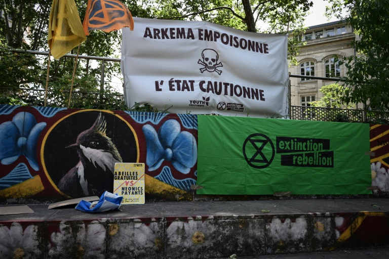 Une banderole indique