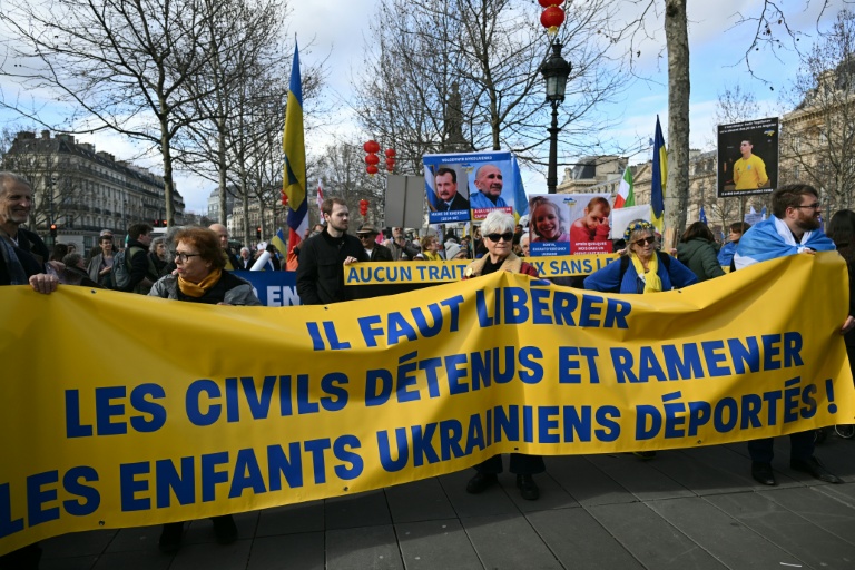 Manifestation pour la libération des civils détenus et le rapatriement des enfants ukrainiens déportés, à l'approche du quatrième anniversaire de l'invasion russe, le 21 février 2026 à Paris