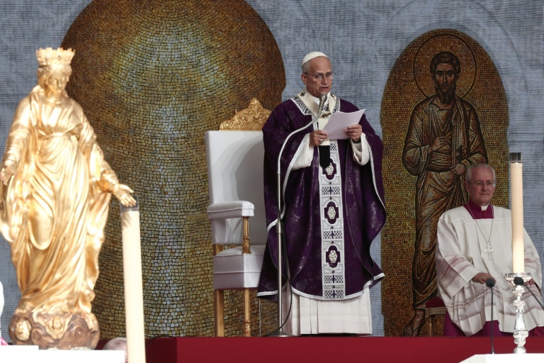 Le pape Léon XIV préside une messe solennelle au stade Louis II de Monaco, le 28 mars 2026