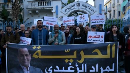 Des journalistes participent à une manifestation devant le siège du SNJT à Tunis, pour défendre la liberté de la presse et en soutien au journaliste franco-tunisien Mourad Zeghidi en détention, le 24 avril 2026