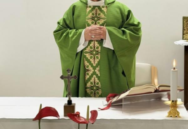 Photo prise et diffusée le 16 octobre 2026 par Vatican Media montrant le pape Léon XIV célébrant une messe à l'hôpital Gemelli à Rome, où il est en convalescence après une intervention chirurgicale pour retirer une tumeur cancéreuse au poumon