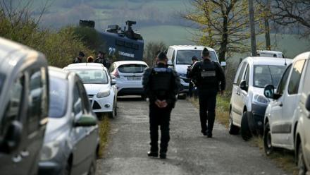 Des gendarmes à proximité d'un rassemblement d'agriculteurs pour empêcher l'abattage d'un troupeau de 200 vaches parmi lesquelles un cas de dermatose nodulaire contagieuse (DNC) a été détecté à Les-Bordes-sur-Arize, le 11 décembre 2025 en Ariège