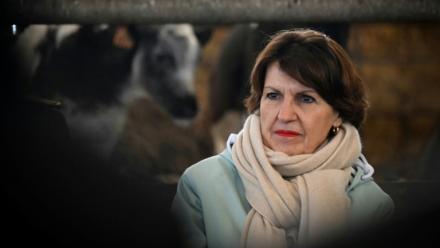 La ministre de l'Agriculture Annie Genevard lors d'une visite dans une ferme Saint-Georges-de-la-Rivière, dans la Manche le 22 janvier 2026 